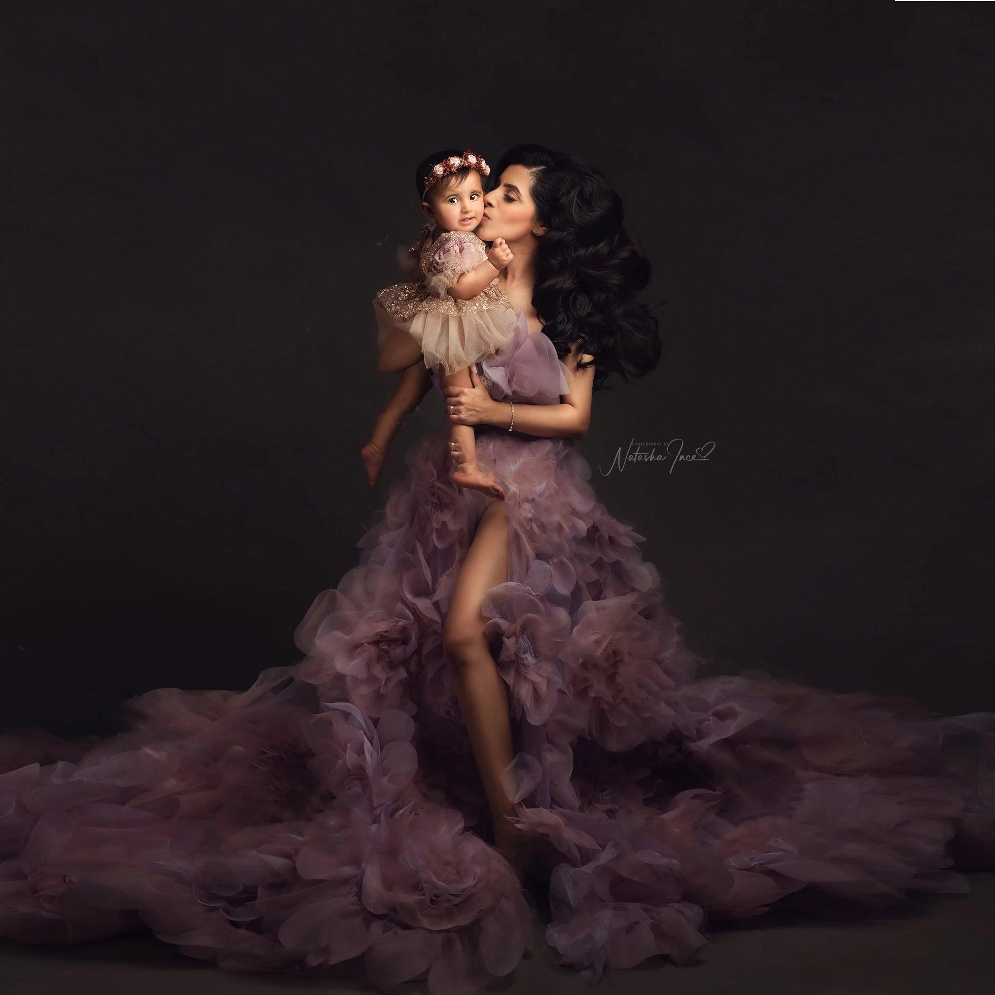 Elegant Ruffled Maternity Gown with High Split - Tulle Photography Dress with Puffy Train for Photoshoots Soft Textures